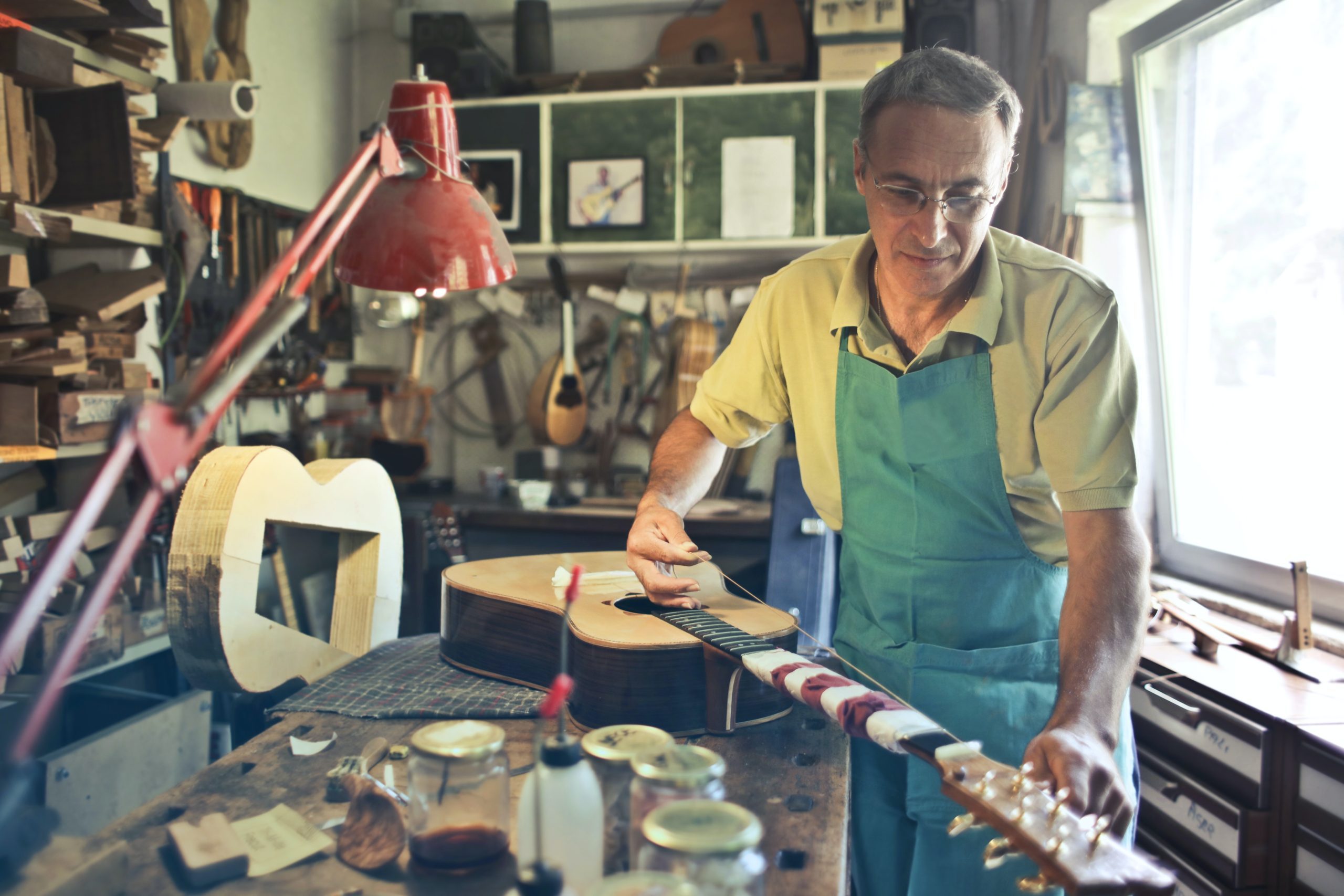 La Passion de l'Artisanat : L'Histoire de Ces Artisans qui Font Vivre Leurs Traditions