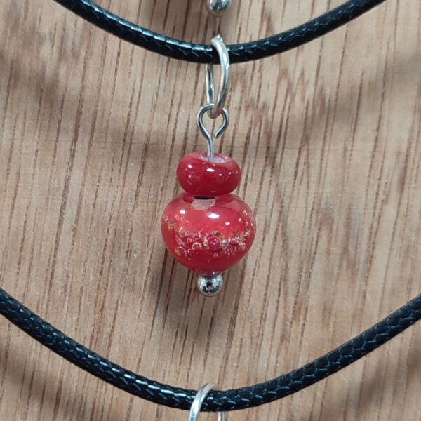 Collier rouge en verre, collection Bubulles, de Hoshiko