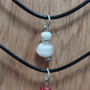 Collier blanc en verre, collection Bubulles, de Hoshiko