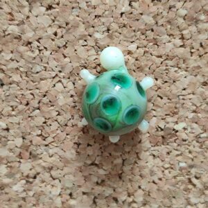 Pin's tortue verte en verre, collection Bestioles, de Hoshiko