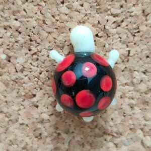 Pin's tortue noire et rouge en verre, collection Bestioles, de Hoshiko