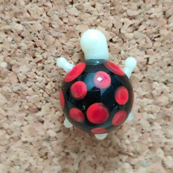 Pin's tortue noire et rouge en verre, collection Bestioles, de Hoshiko